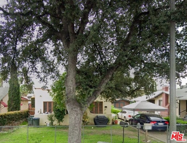 view of front facade featuring a front lawn