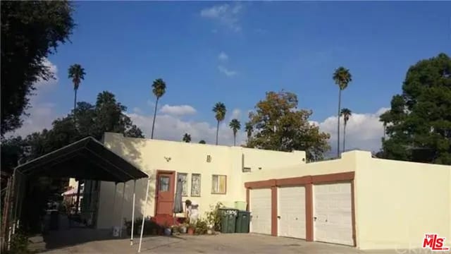 view of front of home with a carport