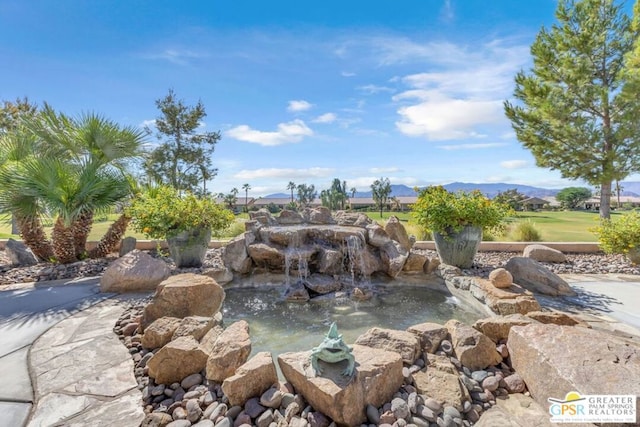 view of yard featuring a mountain view