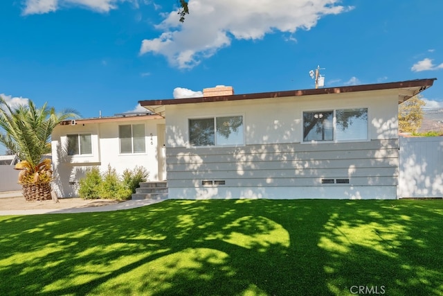 view of front facade featuring a front yard