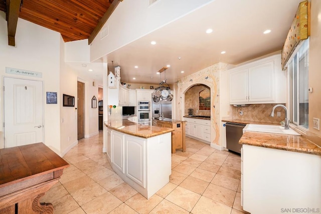 kitchen featuring white cabinetry, a kitchen island with sink, stainless steel appliances, and sink