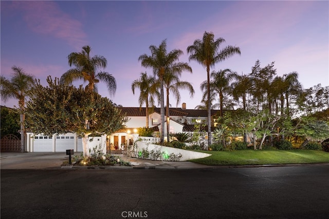 view of front of house featuring a yard and a garage