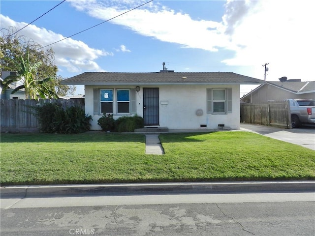 view of front facade featuring a front yard