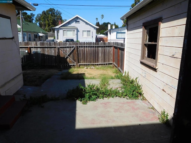 view of yard featuring a patio