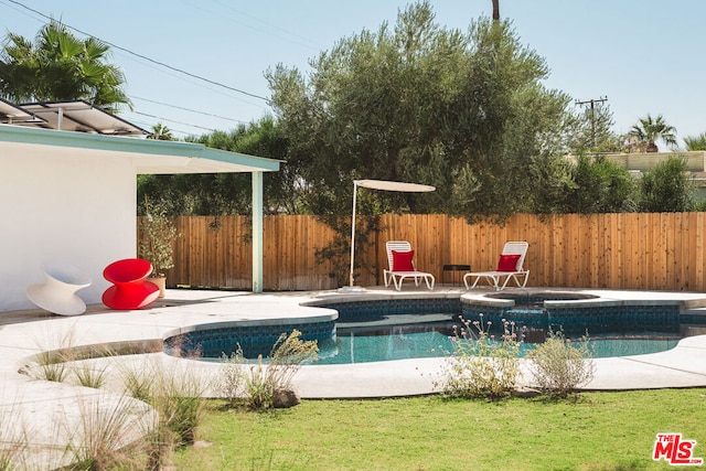 view of pool featuring an in ground hot tub