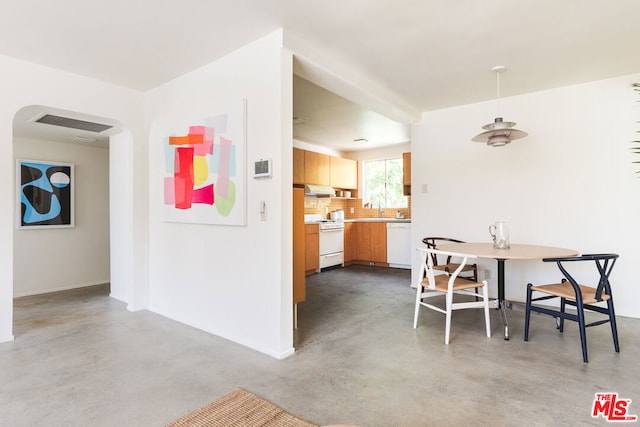 dining space with breakfast area and sink