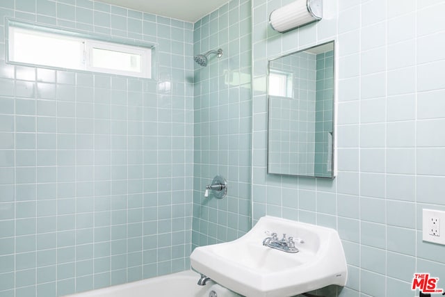 bathroom with sink and tiled shower / bath combo