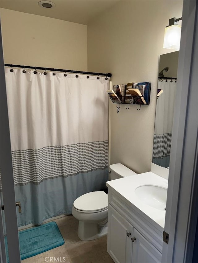 bathroom with a shower with shower curtain, vanity, and toilet