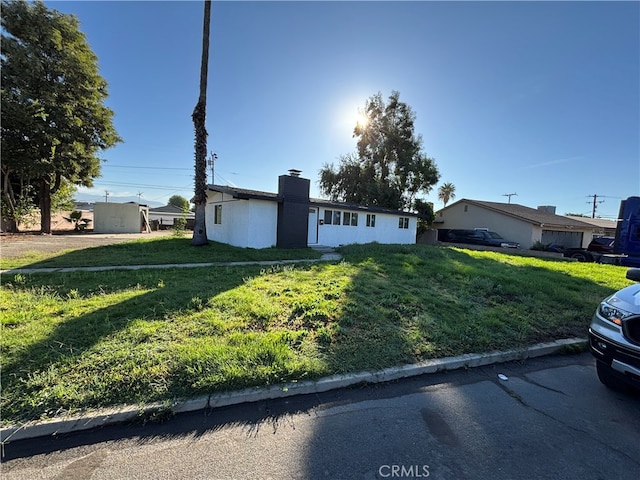 single story home with a front yard