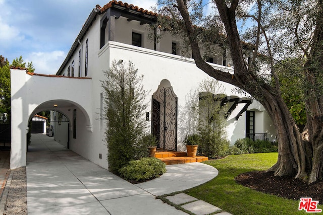 view of front facade featuring a front lawn and a carport