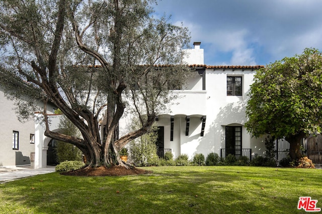 view of front of home featuring a front yard