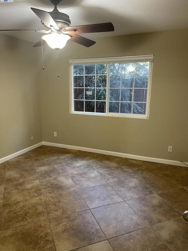 empty room featuring ceiling fan