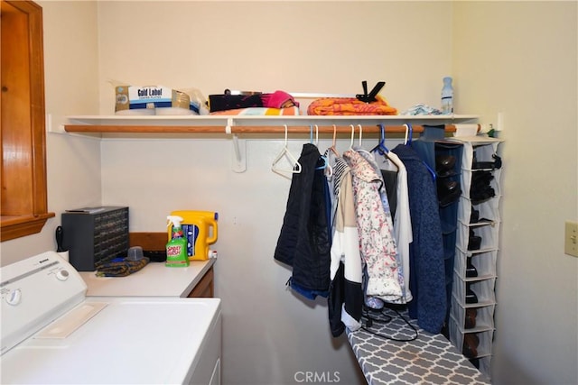 laundry room featuring cabinets and washer / dryer