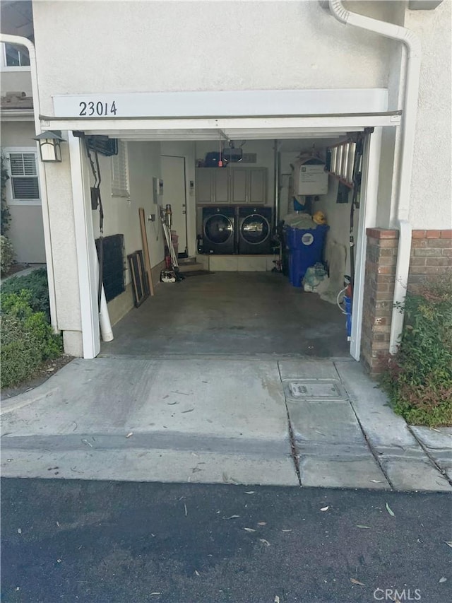 garage with washing machine and clothes dryer