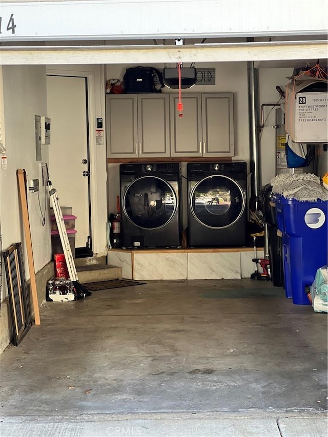 garage featuring washing machine and clothes dryer