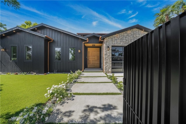 view of front of house featuring a front yard