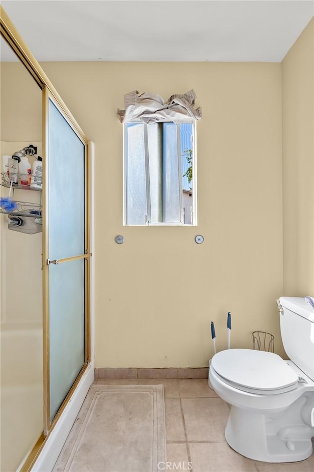 6277 Linda Lee Dr, Yucca Valley, CA 92284 - full bath featuring toilet, tile patterned flooring, a stall shower, and baseboards