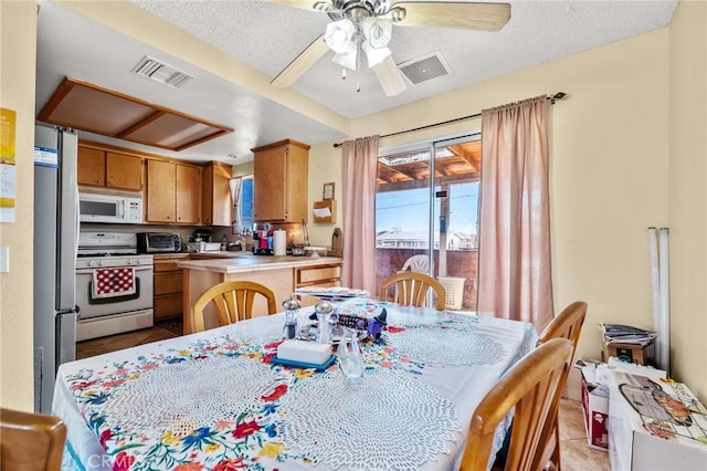6277 Linda Lee Dr, Yucca Valley, CA 92284 - dining area featuring a ceiling fan