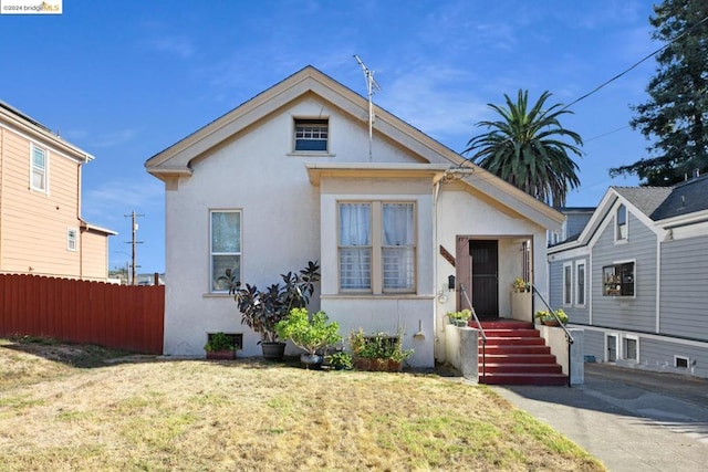 view of front facade featuring a front lawn