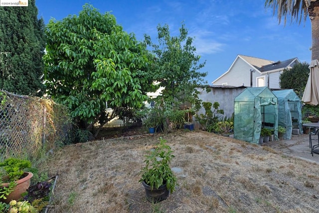 view of yard with a storage unit