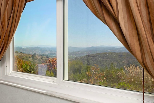 room details featuring a mountain view