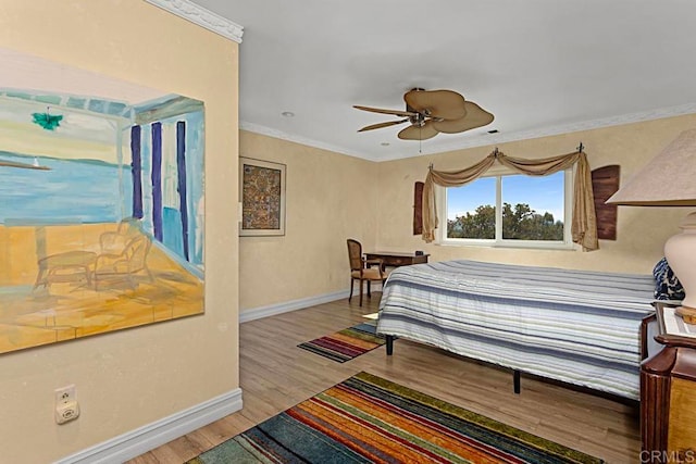 bedroom with crown molding, light wood-type flooring, and ceiling fan