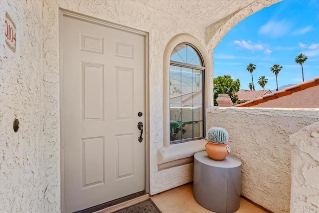 property entrance featuring a balcony