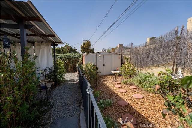 view of yard featuring a storage shed