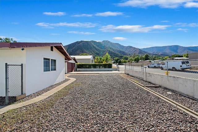 view of yard featuring a mountain view