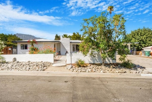 single story home featuring a mountain view