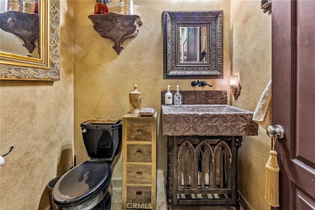 bathroom featuring a textured wall