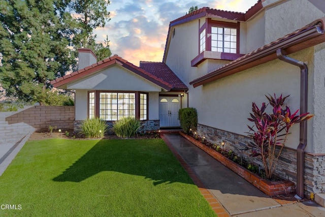 view of front of home featuring a yard