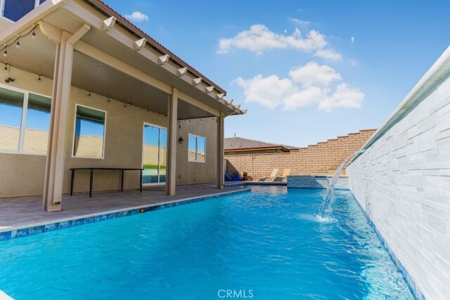 view of pool with pool water feature