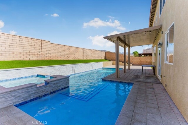 view of pool featuring an in ground hot tub and pool water feature