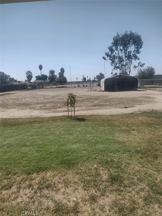 view of yard featuring a rural view