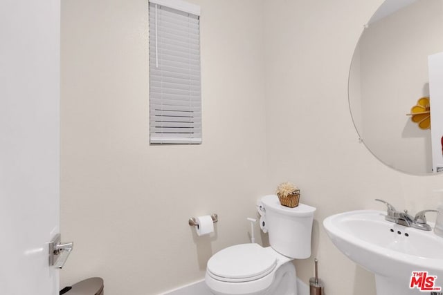 bathroom featuring toilet and sink