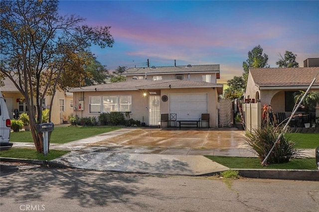 view of front of property featuring a yard