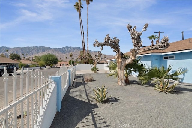 view of yard with a mountain view