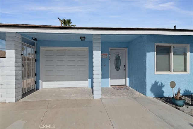 single story home featuring a garage