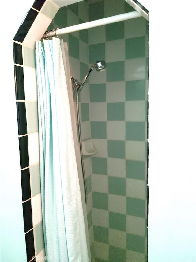 full bath with tiled shower