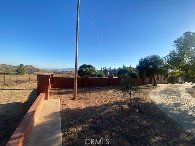 view of yard featuring a mountain view