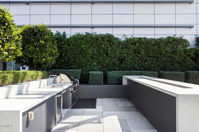 view of patio featuring an outdoor kitchen and grilling area