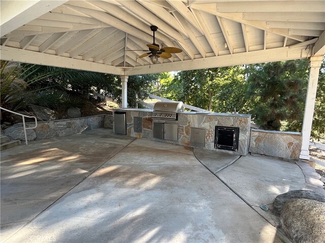 view of patio / terrace featuring an outdoor kitchen, area for grilling, and ceiling fan