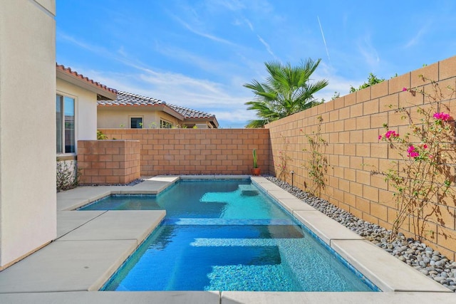 view of swimming pool