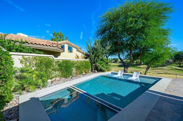 view of swimming pool