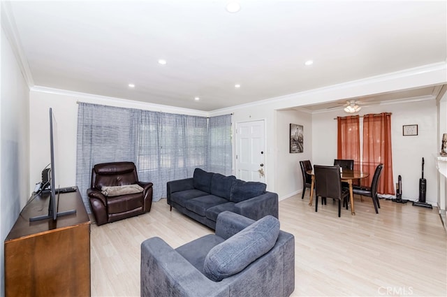 living room featuring light hardwood / wood-style floors, ornamental molding, and ceiling fan