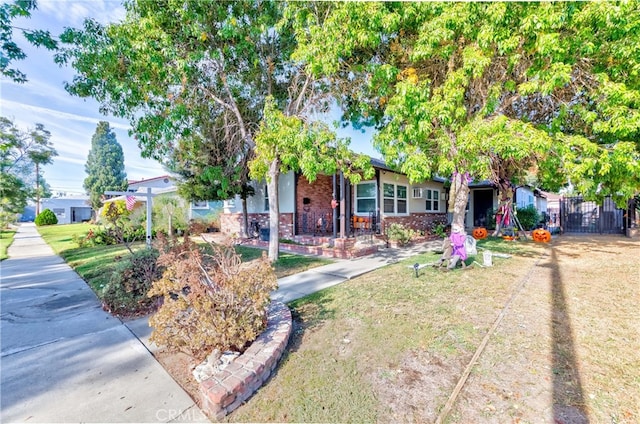 view of front of home featuring a front lawn