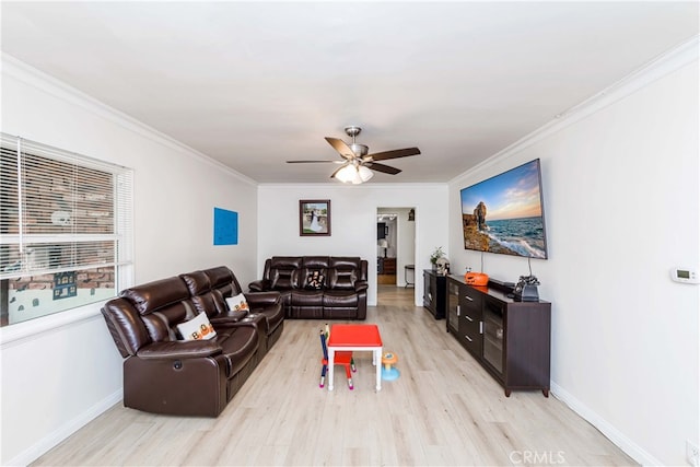 living room featuring crown molding, light hardwood / wood-style floors, and ceiling fan