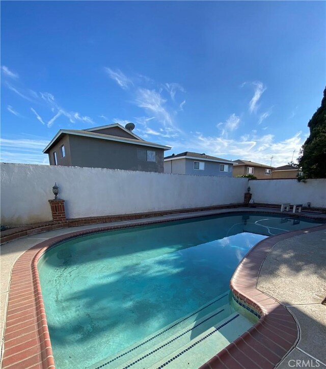 view of swimming pool