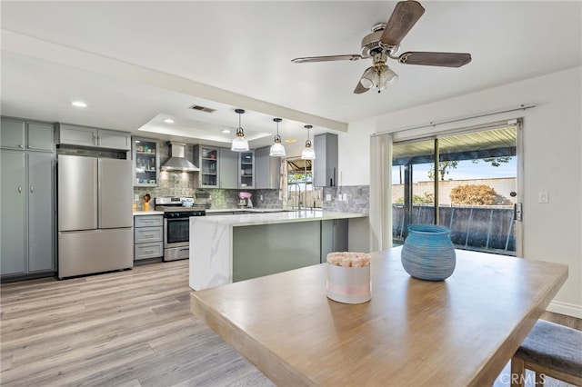 dining space with sink, light hardwood / wood-style floors, and ceiling fan